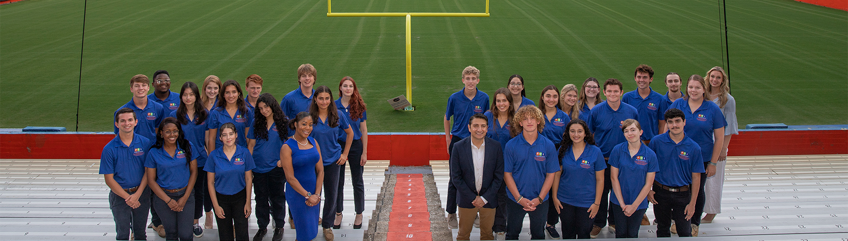佛罗里达青年学院参与者在本希尔·格里芬体育场（Ben Hill Griffin Stadium）拍摄照片，并在背景中瞄准。