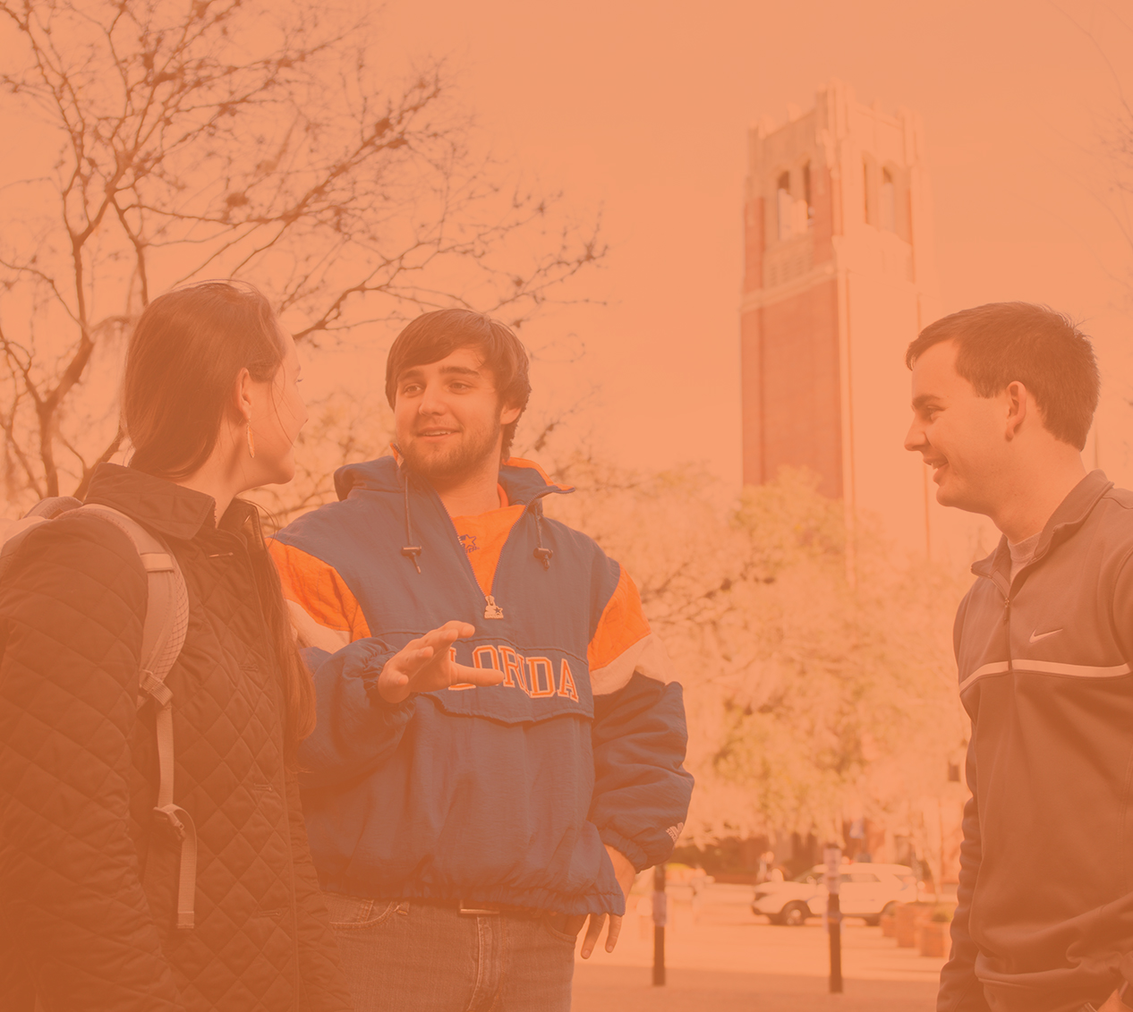 三个Cals学生站在背景中可见的Century Tower外面。 